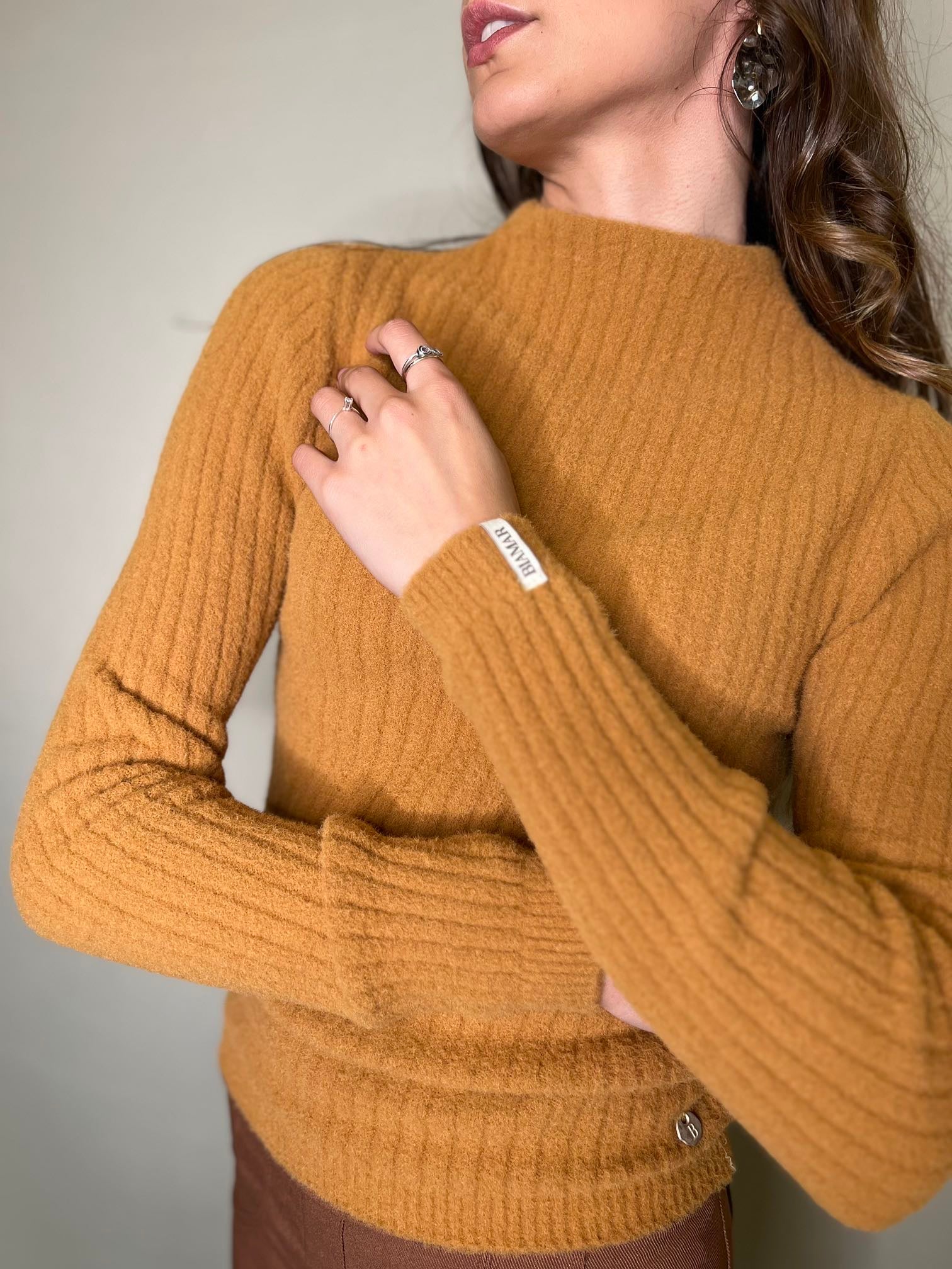 BLUSA FIO PLUMA BIAMAR CANELADA CARAMELO